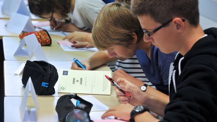 Des &eacute;l&egrave;ves du coll&egrave;ge-lyc&eacute;e Guist'hau, &agrave; Nantes (Loire-Atlantique), le 4 septembre 2012. (FRANK PERRY / AFP)