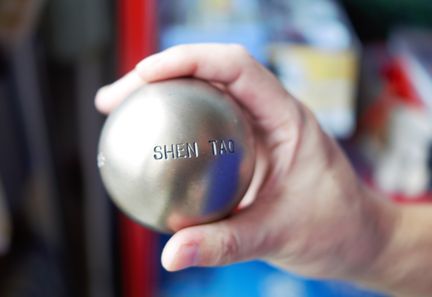 Shen Tao a fait graver son nom sur des boules dorées (RAPHAËL GUILLET)