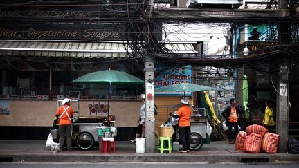 Une petite échoppe qui propose de la "nourriture de rue", à Bangkok. (LIONEL DECONINCK / FRANCEINFO)