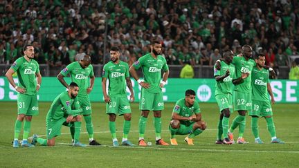 Les joueurs stéphanois dans l'attente de l'issue de la séance des tirs au but du barrage retour contre Auxerre, le 29 mai 2022 à Geoffroy-Guichard. En perdant ce match, l'ASSE est relégué en Ligue 2. (Jean-Philippe KSIAZEK / AFP)