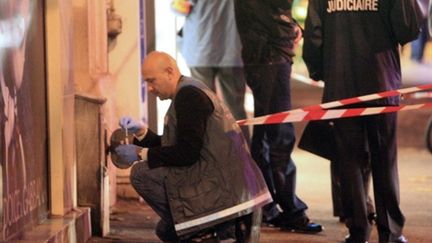 Un membre de la police scientifique examine les lieux du drame, le 10/12/2009 (AFP/Mehdi Fedouach)