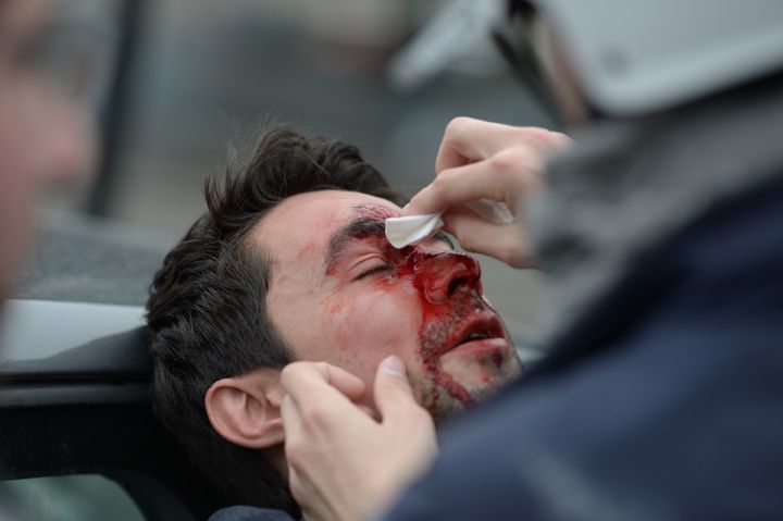 Un manifestant blessé par une grenade lacrymogène reçoit des soins, à Nantes (Loire-Atlantique), le 2 juin 2016. (JEAN-SEBASTIEN EVRARD / AFP)