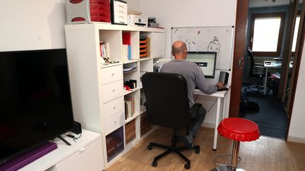 Un homme en plein télétravail à son domicile. Photo d'illustration.
 (THIERRY GACHON / MAXPPP)