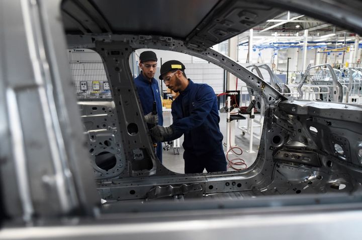 Ligne de production de PSA dans l'usine de Kenitra au Maroc, le 21 juin 2019. (FADEL SENNA / AFP)