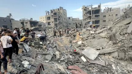 Le cratère après le bombardement du camp de Jabaliya, à Gaza, le 31 octobre 2023. (FADI ALWHIDI / ANADOLU / AFP)