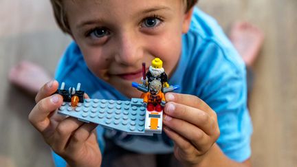  (Le petit Batti, six ans, invente ses propres vaisseaux Star Wars en Lego. © Matthieu Mondoloni / France Info)