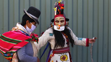 Les&nbsp;"kusillos"&nbsp;incarnent des bouffons qui, dans la culture et la danse aymara, portent un masque en laine pour dissimuler leur visage. A Puno, ils ont sensibilisé la population, le 15 mai 2020 (CARLOS MAMANI / AFP)