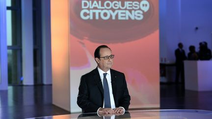 François Hollande, le 14 avril 2016 sur le plateau de l'émission "Dialogues citoyens" diffusée sur France 2. (STEPHANE DE SAKUTIN / AFP)