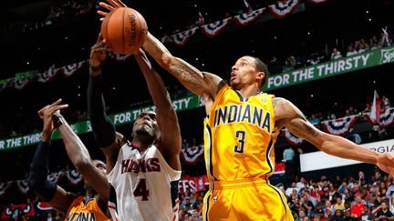 Paul Millsap (Atlanta) contré par Roy Hibbert (Indiana) (KEVIN C. COX / GETTY IMAGES NORTH AMERICA)