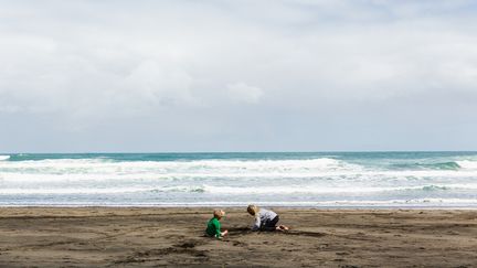 Des enfants sur la plage en Nouvelle-Zélande à Auckland, le 1er janvier 2020. (DAVID MARANO PHOTOGRAPHY / MOMENT RF / GETTY IMAGES)