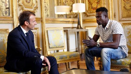 Le président Emmanuel Macron rencontre Mamoudou Gassama à l'Elysée, à Paris, le 28 mai 2018. (AFP)