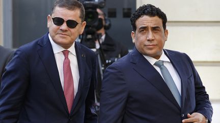 Le Premier ministre libyen Abdel Hamid Dbeibah (à gauche) et le président du Conseil présidentiel libyen Mohamled el-Menfi (à droite) arrivent à la maison de la Chimie à Paris le 12 novembre 2021 pour la conférence internationale sur la Libye. (LUDOVIC MARIN / AFP)