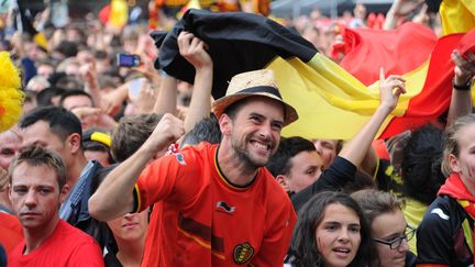 Des supporters des Diables rouges assistent au match contre l'Alg&eacute;rie sur &eacute;cran g&eacute;ant, le 17 juin, &agrave; Bruxelles (Belgique). (DURSUN AUDEMIR / ANADOLU AGENCY / AFP)