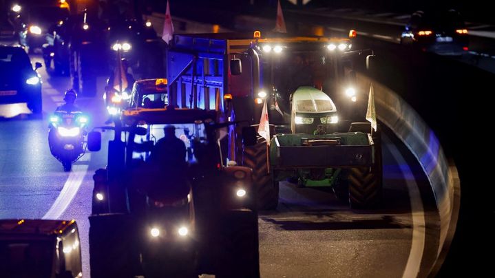 Une quinzaine de tracteurs ont passé la nuit sur la N118 à hauteur de Vélizy-Villacoublay (Yvelines), lundi 18 novembre. (IAN LANGSDON / AFP)