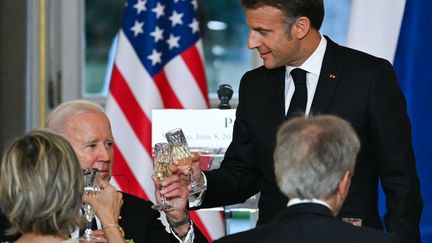 Emmanuel Macron trinque avec le président américain Joe Biden lors d'un dîner d'Etat à l'Elysée, à Paris, le 8 juin 2024. (SAUL LOEB / AFP)