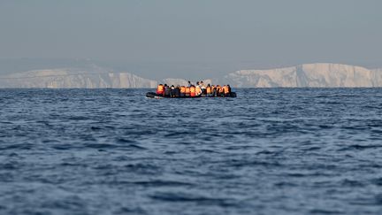 Une embarcation gonflable bondée de migrants se dirige vers les côtes anglaises le 13 novembre 2022. Photo d'illustration. (ANDREW AITCHISON / GETTY)