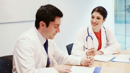 Le gouvernement veut mettre un terme aux d&eacute;passements d'honoraires abusifs chez les m&eacute;decins avant fin 2012. (BRAND NEW IMAGES / RISER / GETTY IMAGES)