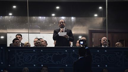 Derrière une vitre de protection, le président égyptien Abdel Fattah al-Sissi prononce un discours lors de la cérémonie d'ouverture du match de football 2019 de la Coupe d'Afrique des Nations opposant l'Egypte et le Zimbabwe au Stade international du Caire, le 21 juin 2019. (JAVIER SORIANO / AFP)