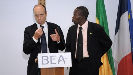 R&eacute;mi Jouty, directeur du Bureau d'enqu&ecirc;tes et d'analyses (BEA) et N'Faly Ciss&eacute;, pr&eacute;sident&nbsp;de la commission d'enqu&ecirc;te malienne, lors de la conf&eacute;rence de presse sur le crash du vol d'Air Alg&eacute;rie organis&eacute;e jeudi 7 ao&ucirc;t au Bourget (Seine-Saint-Denis). (STEPHANE DE SAKUTIN / AFP)