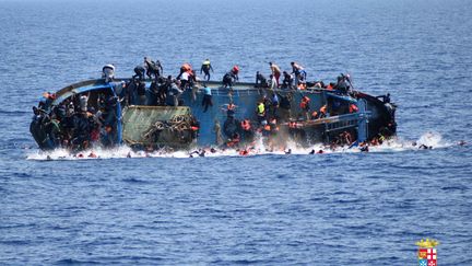 La photo d'un garde-côte italien réalisée le 25&nbsp;mai 2016, qui a inspiré l'artiste Pierre Delavie. (MARINA MILITARE / AFP)