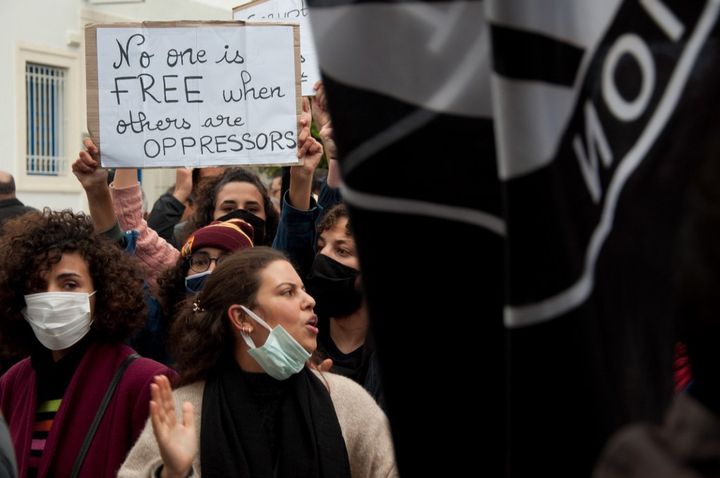 Manifestations de jeunes Tunisiens devant l'Assemblée des représentants du peuple à Tunis, le 18 décembre 2020. Les jeunes réclament plus de droits. (MORGANE WIRTZ / HANS LUCAS)