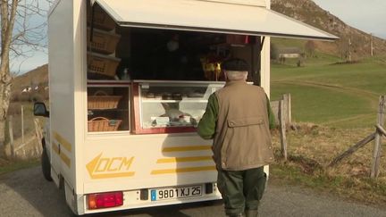 Hautes-Pyrénées : une épicerie ambulante pour maintenir le lien social dans les villages isolés