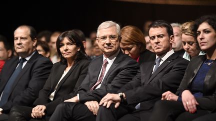 Claude Bartolone, tête de liste socialiste aux régionales en Ile-de-France, entouré par la maire de Paris, Anne Hidalgo, et le Premier ministre, Manuel Valls, lors d'un meeting dans la capitale, le 3&nbsp;décembre 2015. (MARTIN BUREAU / AFP)