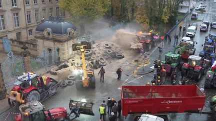 Le deuxième syndicale agricole de France, la Coordination rurale, est venu amplifier le mouvement, mardi 19 novembre, au deuxième jour de la nouvelle mobilisation des agriculteurs toujours en colère. (France 2)