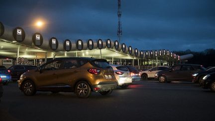 Une file de voitures au péage de Saint-Arnoult-en-Yvelines (Yvelines), le 26 décembre 2021 (MAGALI COHEN / HANS LUCAS / AFP)