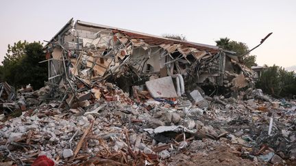 Une maison détruite dans le kibboutz de Be'eri, en Israël, le 11 octobre 2023. (Menahem KAHANA / AFP)