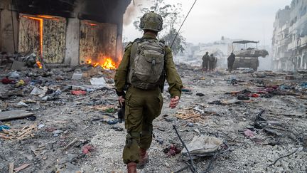 Un soldat israélien dans le bande de Gaza, le 22 décembre 2023. (ISRAELI ARMY / AFP)