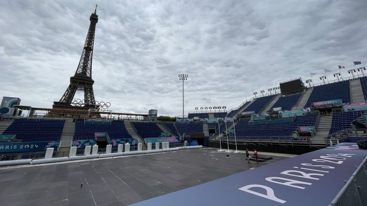 Le stade tour Eiffel, site iconique du beach-volley durant les Jeux olympiques, se transforme, le 18 août 2024, pour les Jeux paralympiques avant la réception des joueurs de cécifoot. (CLEMENT MARIOTTI PONS / FRANCEINFO: SPORT)