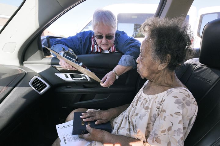 Une assesseure enregistre le vote de Grace Bell Hardison, 100 ans, depuis sa voiture, à Belhaven (Caroline du Nord), le 8 novembre 2016. (JONATHAN DRAKE / REUTERS)