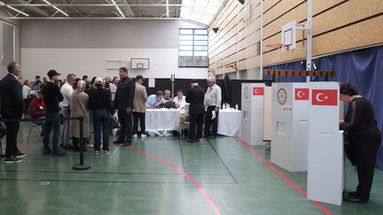 Un bureau de vote à Mulhouse lors des élections anticipées de la diaspora turque en France le 29 avril 2023. (DAREK SZUSTER / MAXPPP)