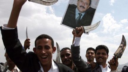 Des partisans d'Ali Abdallah Saleh fêtent son retour dans les rues de la capitale, vendredi 23 septembre 2011. (AFP / MOHAMMED HUWAIS)