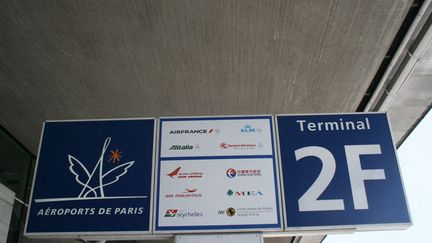 Une pancarte du terminal 2F avec la liste des compagnies aériennes. (BAPTISTE SCHWEITZER / FRANCE-INFO)