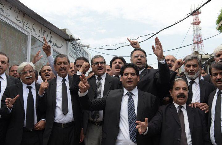 Les avocats de Quetta protestent contre l'assassinat de leurs collègues dans les rues de Quetta, le 9 août 2016. Une grève du barreau a été annoncée. (AAMIR QURESHI / AFP)