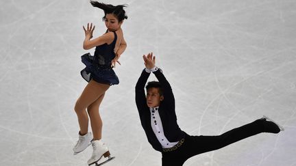 Sui Wenjing et Han Cong lors du programme court des Mondiaux (DANIEL MIHAILESCU / AFP)