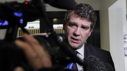 Arnaud Montebourg r&eacute;pond aux journalistes avant une conf&eacute;rence &agrave; l'universit&eacute; de Princeton, le 23 f&eacute;vrier 2015, dans le New Jersey (Etats-Unis).&nbsp; (KENA BETANCUR / AFP)