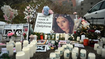 Un hommage à Delphine Jubillar, devant la maison du couple, le 17 janvier 2022, à Cagnac-les-Mines (Tarn). (LIONEL BONAVENTURE / AFP)