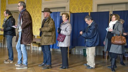 Des électeurs dans un bureau de vote du Puy-en-Velay (Haute-Loire), le 13 décembre 2015. (THIERRY ZOCCOLAN / AFP)