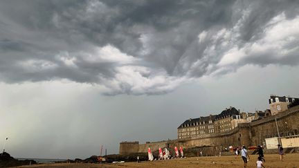 Un orage menace de s'abattre à Saint-Malo (Ille-et-Vilaine), le 12 août 2020. (SANDRINE MULAS / HANS LUCAS / AFP)