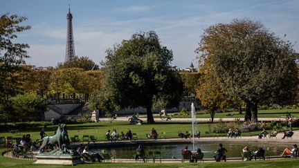 Des Parisiens et des touristes profitent du beau temps au jardin des Tuilleries à Paris, le 11 octobre 2018. (MAXPPP)