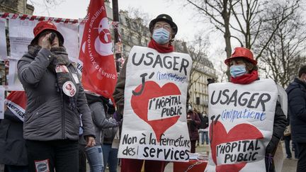 Des&nbsp;professionnels de la santé manifestent à Paris, le 21 janvier 2021. (JACOPO LANDI / HANS LUCAS / AFP)