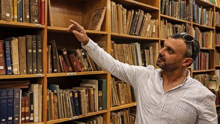 Conservateur à la bibliothèque Khalidi de Jérusalem-Est, Rami Salameh a restauré pas moins de 1200 pages de manuscrits en deux ans et demi. (AHMAD GHARABLI / AFP)