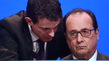 Manuel Valls et François Hollande, lors du congrès des maires, à Paris, le 18 novembre 2015. (STEPHANE DE SAKUTIN / AFP)