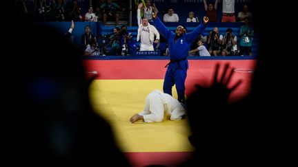 Teddy Riner célébrant sa victoire en finale des +100 kg de judo, aux Jeux olympiques de Paris 2024, le 2 août 2024. (JEFF PACHOUD / AFP)