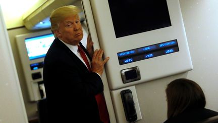 Donald Trump discute avec des journalistes à bord de son avion Air Force One, le 15 mars 2017, avant d'arriver sur une base du Maryland (Etats-Unis). (JONATHAN ERNST / REUTERS)