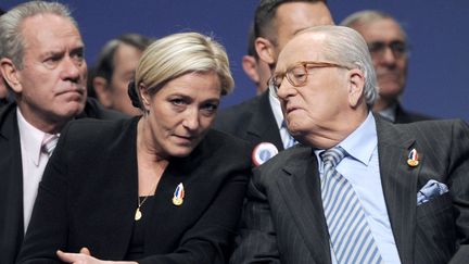 Marine Le Pen, la pr&eacute;sidente du Front national, discute avec son p&egrave;re Jean-Marie Le Pen, le 16 janvier 2011 &agrave; Tours (Indre-et-Loire). (MIGUEL MEDINA / AFP)