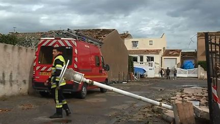 Une tornade avec des vents jusqu'à 100 km/h est passée sur un quartier d'Arles (Bouches-du-Rhône), au point de souffler des toitures entières. (FRANCE 3)